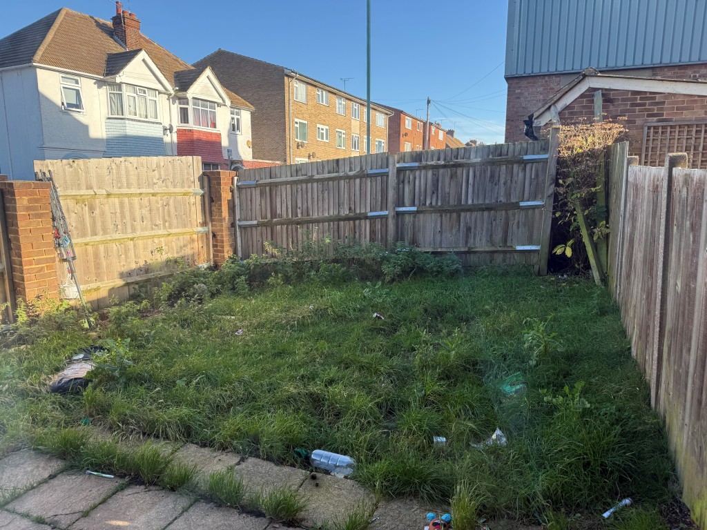 Lot: 144 - FOUR-BEDROOM TOWN HOUSE FOR REFURBISHMENT - Garden